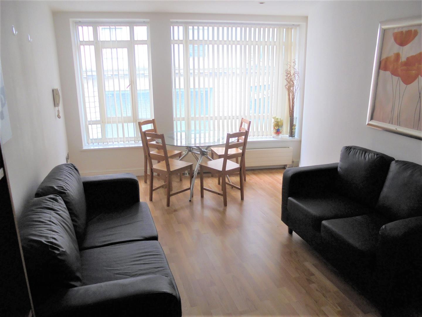 2 bed property in New Briggate, Leeds